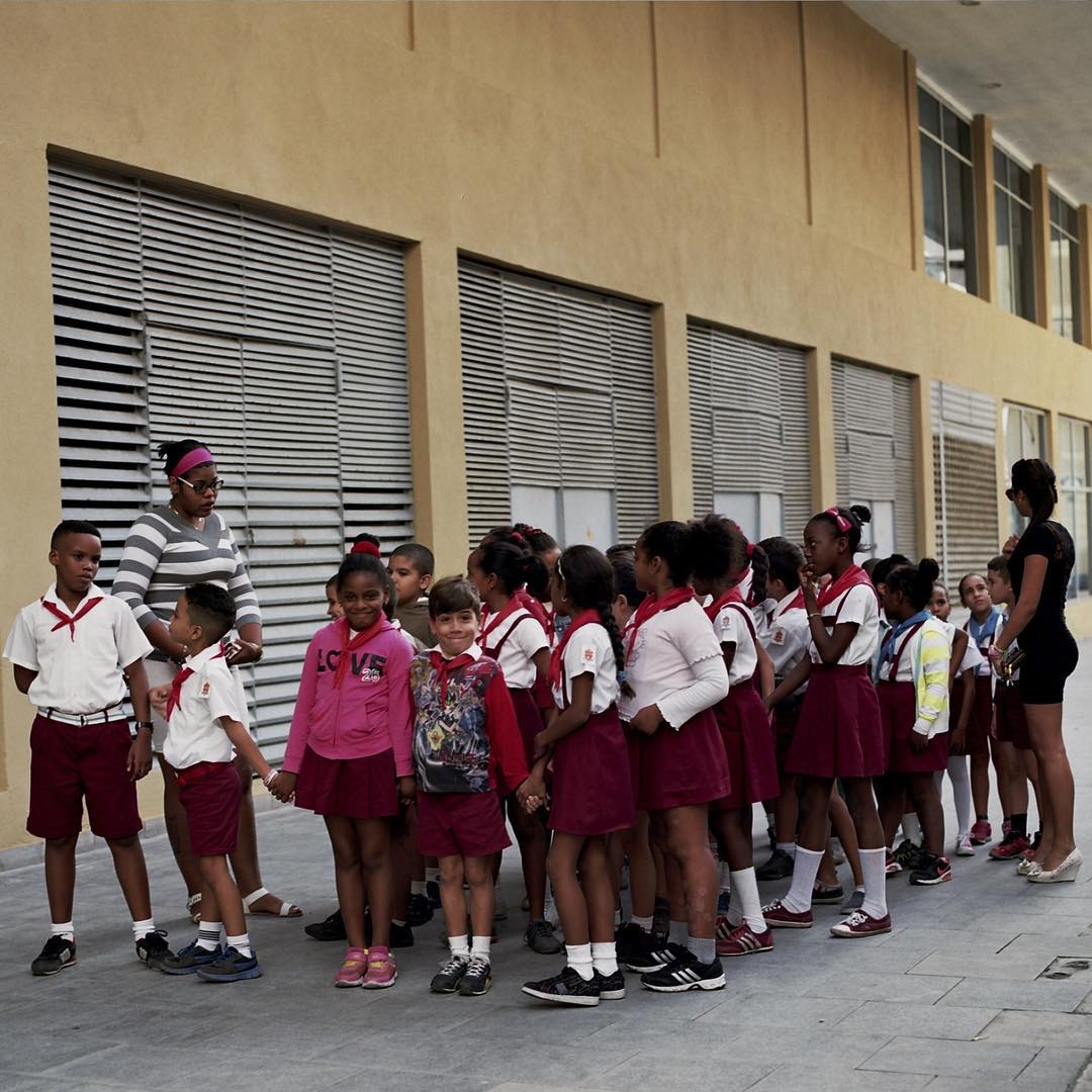 Some cute #kids on an excursion in #Cuba #havana #havanavieja #habanavieja from November. #streetphotography #hasselblad #filmisnotdead #film #120film #kodakportra #tbt