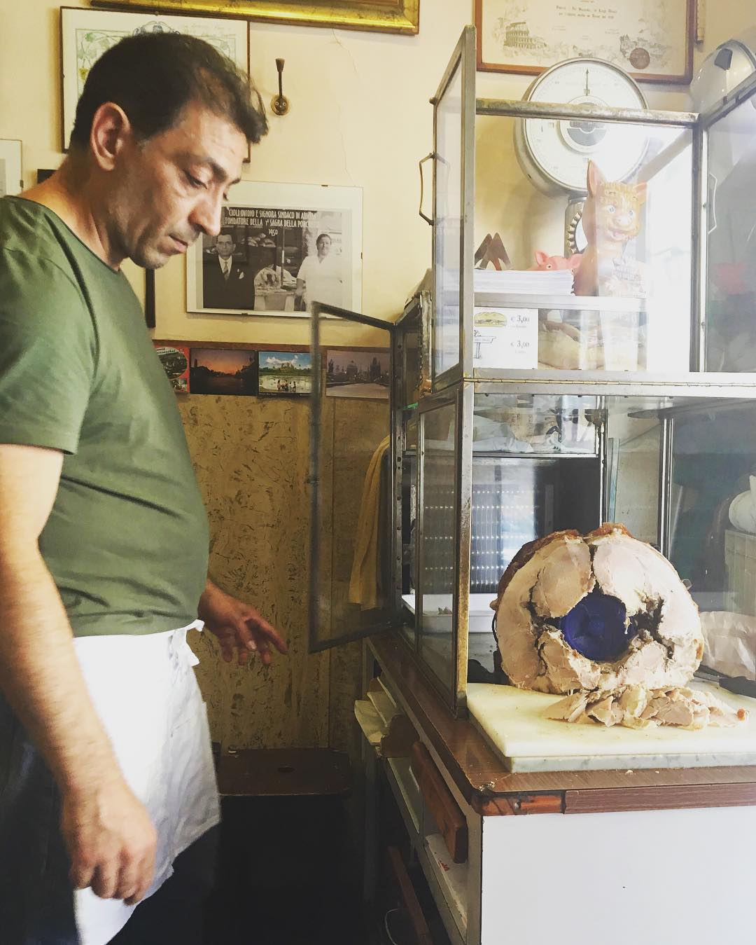 #manandbeast... this man made me my #porchetta sandwich carved from this carcass near #termini #Rome #Roma #italy #italia #delicious @spaldingmfa #spaldingmfa